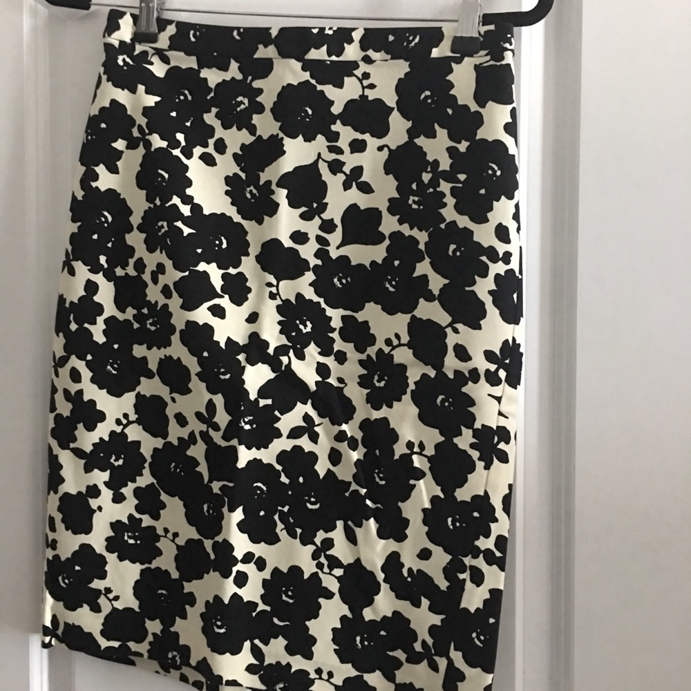 Beautiful Creme & Black floral print pencil skirt - Picture 3 of 3